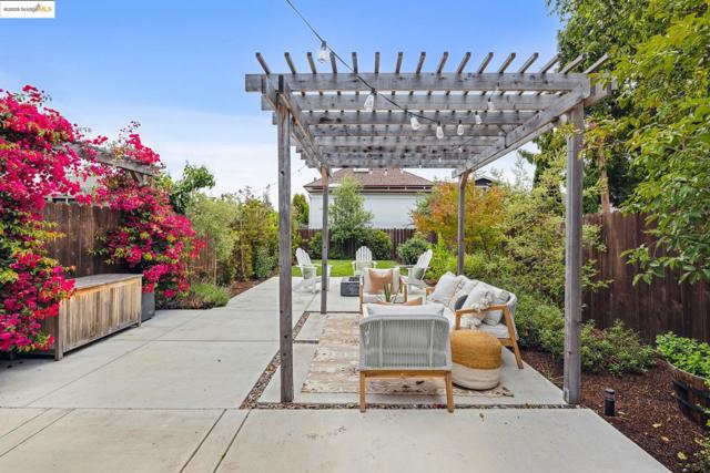 617 59th St, Oakland CA: https://media.crmls.org/mediaz/2fcffc51-714f-4bbd-b7b3-f21292b99587.jpg