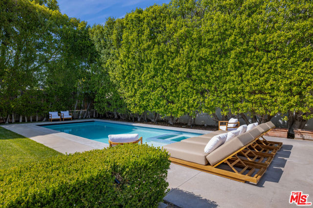 706 N Crescent Drive, Beverly Hills CA: https://media.crmls.org/mediaz/2fd0654b-27e2-4c7f-abdf-aa33b42e5eb3.jpg