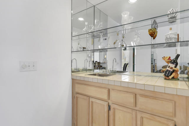 141 Lake Shore Drive, Rancho Mirage CA: https://media.crmls.org/mediaz/2fd1c531-b016-48e3-a6c9-9c172360a26e.jpg