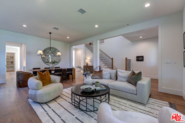 7733 Henefer Avenue, Los Angeles CA: https://media.crmls.org/mediaz/2fd1d949-debe-42cb-b978-3bbd3cbebf9c.jpg