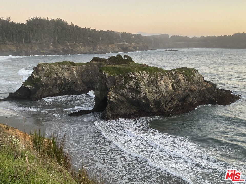 https://media.crmls.org/mediaz/2fd27de8-5cba-4618-9306-6a18b6a7b948.jpg?preset=X-Large