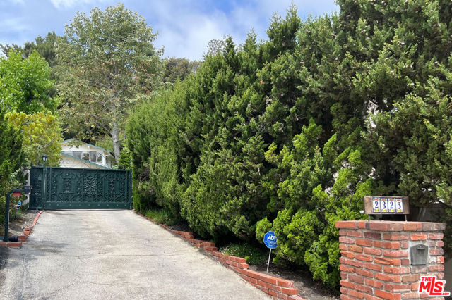 2325 Banyan Drive, Los Angeles CA: https://media.crmls.org/mediaz/2fd348f1-bfea-403e-be2a-8952af05cc1a.jpg