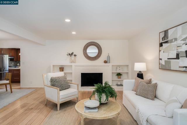 3402 Goyak Dr, Lafayette CA: https://media.crmls.org/mediaz/2fd35f99-f6dd-4ad1-9cce-a87c34625979.jpg