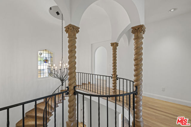 736 S Cloverdale Avenue, Los Angeles CA: https://media.crmls.org/mediaz/2fd375c2-eb87-49ab-a286-4e110f6b661d.jpg