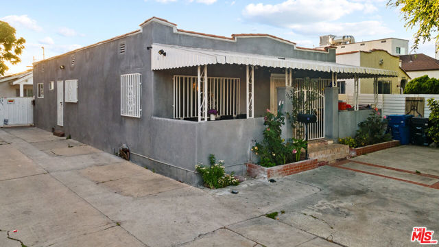 2205 S Burnside Avenue, Los Angeles CA: https://media.crmls.org/mediaz/2fd3d563-19cc-42fd-9b94-4c485c7fa3fb.jpg