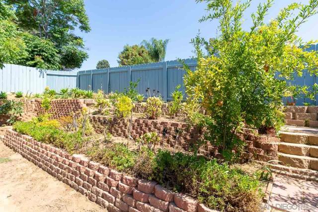 12274 Gay Rio Dr, Lakeside CA: https://media.crmls.org/mediaz/2fd3f775-d008-47cd-9d11-38c48888141a.jpg