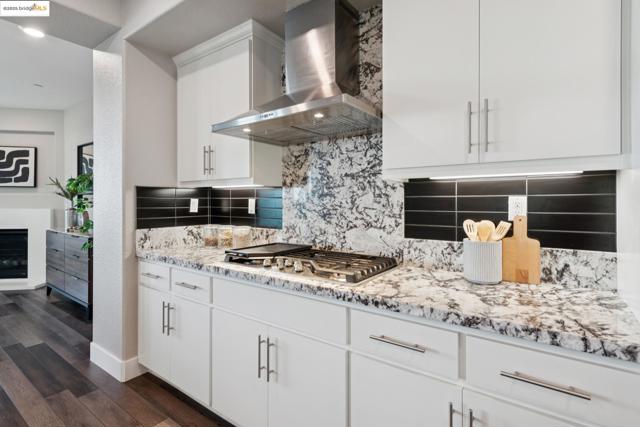 6757 Skyview Dr, Oakland CA: https://media.crmls.org/mediaz/2fd4b75a-0d2d-4650-a688-4825df763d34.jpg