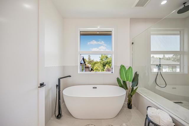 980 Lucky Avenue, Menlo Park CA: https://media.crmls.org/mediaz/2fd548f7-a876-40fc-9aff-641b46055e1f.jpg