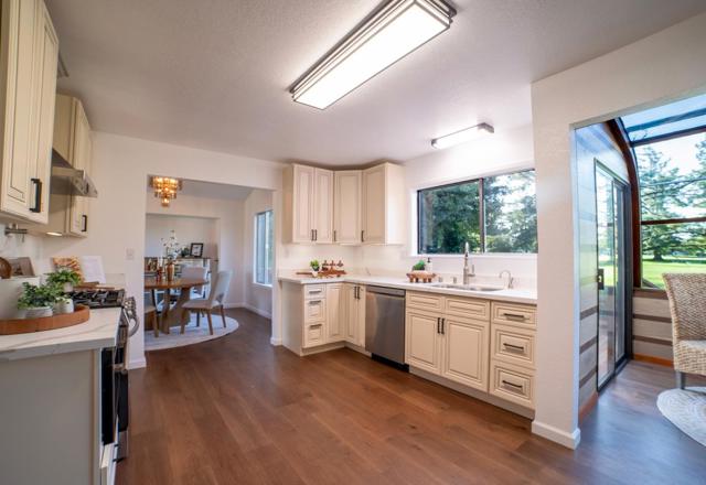 4652 Fairway Drive, Rohnert Park CA: https://media.crmls.org/mediaz/2fd57afb-1275-479d-a79f-b62c6e7ef9fe.jpg