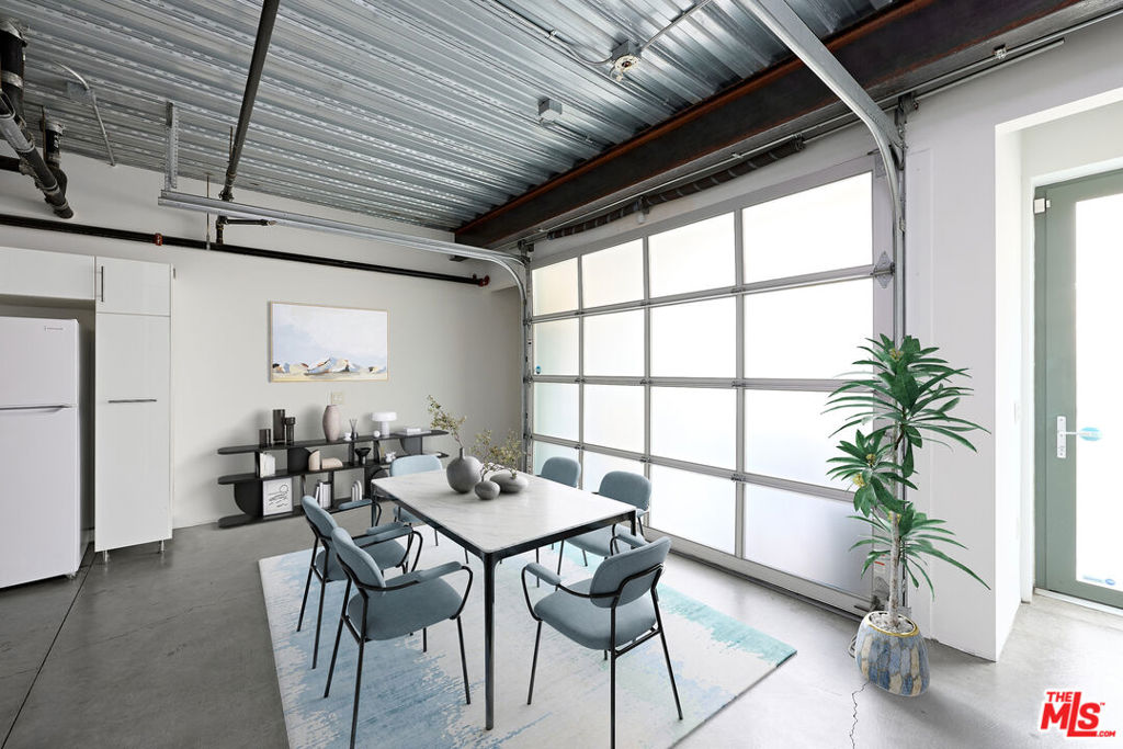 https://media.crmls.org/mediaz/2fd7a403-b6bd-4844-9f21-4d01d7457a00.jpg?preset=X-Large