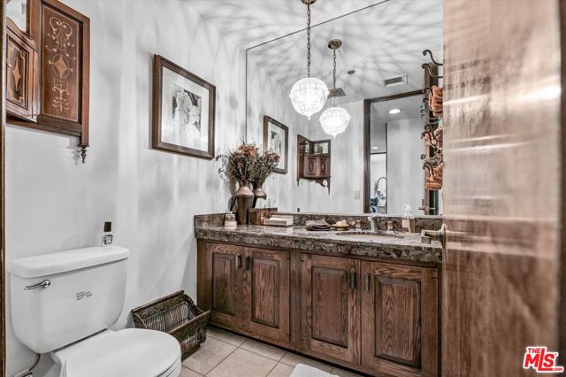 300 N Swall Drive, Beverly Hills CA: https://media.crmls.org/mediaz/2fd7b6b3-a7a9-4349-afb7-188cc5357c6e.jpg