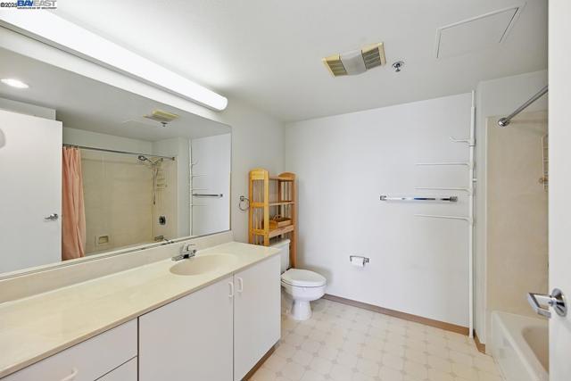 988 Franklin St, Oakland CA: https://media.crmls.org/mediaz/2fd7f0ec-a52f-45d0-afef-dfba9381235b.jpg
