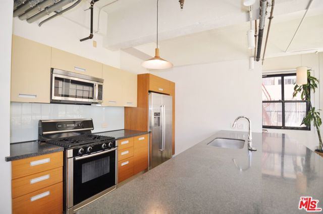 746 S Los Angeles Street, Los Angeles CA: https://media.crmls.org/mediaz/2fd801a1-51dc-4ae8-8037-125633873008.jpg