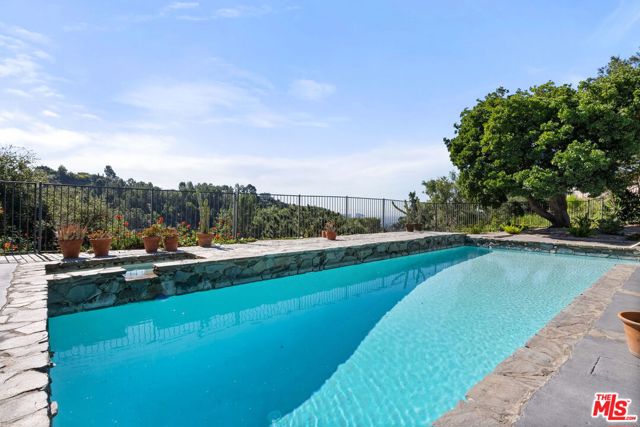 2252 Gloaming Way, Beverly Hills CA: https://media.crmls.org/mediaz/2fd8db57-6598-467f-8305-6bab3de7c527.jpg