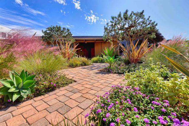 1553 Copa de Oro, La Jolla CA: https://media.crmls.org/mediaz/2fd8e91a-bec0-4211-9ad3-3e59bca725f9.jpg