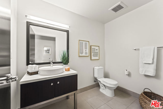 1100 S Hope Street, Los Angeles CA: https://media.crmls.org/mediaz/2fd9db87-5bd2-447b-9e8c-e189daab27d8.jpg