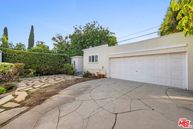 2941 Motor Avenue, Los Angeles CA: https://media.crmls.org/mediaz/2fda6a59-69d7-4da6-a5e5-a2dfc5216d9b.jpg