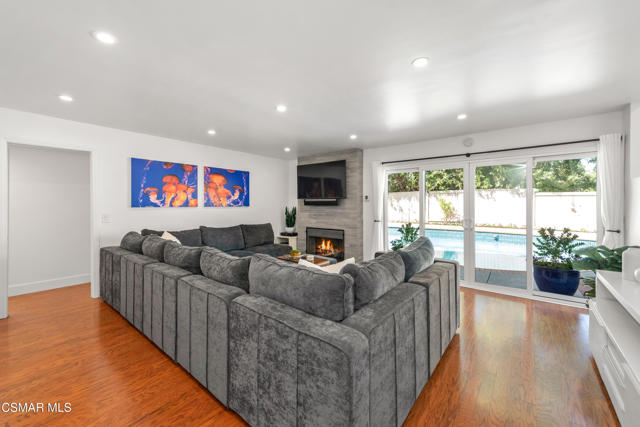 1666 Berwick Place, Westlake Village CA: https://media.crmls.org/mediaz/2fdaa5ce-2860-4861-b51d-34601fd37ff8.jpg