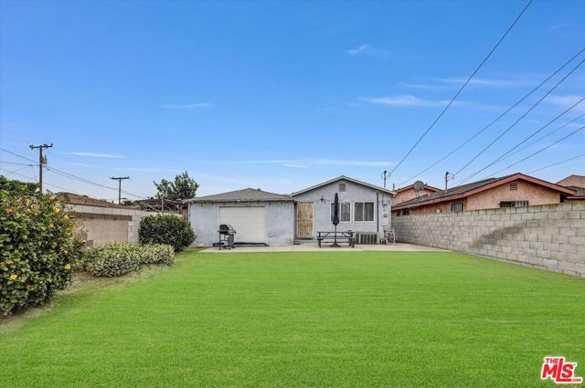 2463 Easy Avenue, Long Beach CA: https://media.crmls.org/mediaz/2fdb3c75-9a4c-4f4a-9e42-9de30de22689.jpg