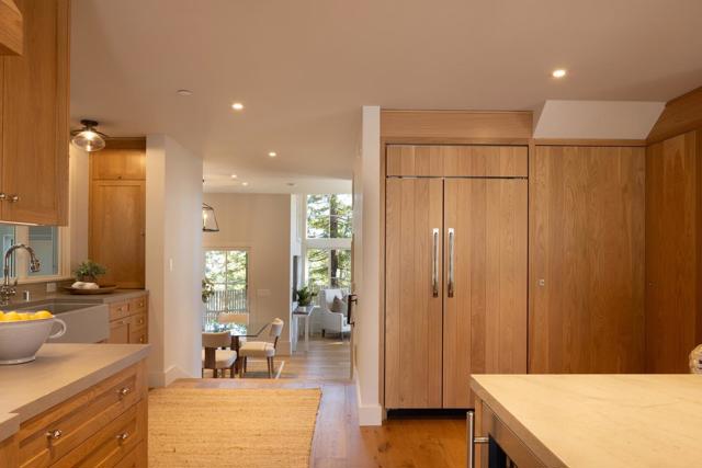 4 Oak Knoll Way, Carmel CA: https://media.crmls.org/mediaz/2fddd368-3711-425f-85ad-2b57879df25f.jpg
