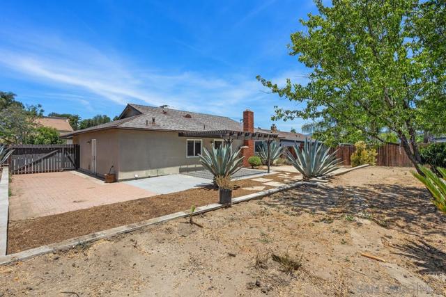 1561 Oak Hill Dr, Escondido CA: https://media.crmls.org/mediaz/2fde1394-6997-43eb-8aa0-8ff32f8315c3.jpg