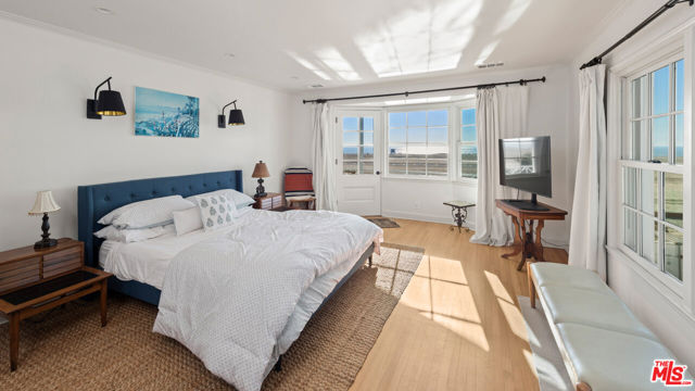 605 Palisades Beach Road, Santa Monica CA: https://media.crmls.org/mediaz/2fde1e27-e626-4c7e-87f7-c1c0bfd403cd.jpg