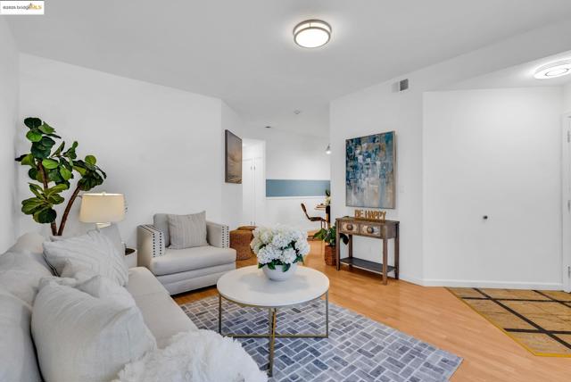 2912 Flint St, Union City CA: https://media.crmls.org/mediaz/2fdee2dc-7acb-4964-a623-cb32482b9fb6.jpg