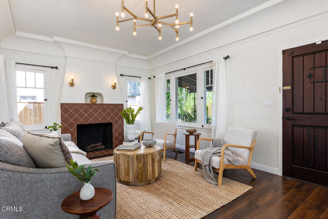 1807 New York Drive, Altadena CA: https://media.crmls.org/mediaz/2fdf2256-cca4-48a6-bd60-75f07d09a086.jpg