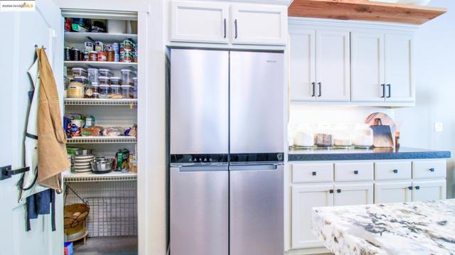 881 Inverness Ln, Brentwood CA: https://media.crmls.org/mediaz/2fdf4866-e34c-4bc5-a6e1-7591cfae5140.jpg