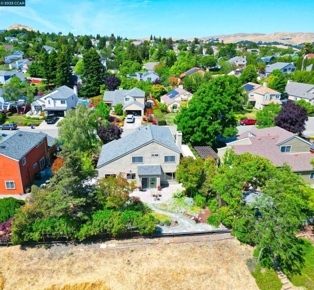 594 Morning Glory Dr, Benicia CA: https://media.crmls.org/mediaz/2fdf8d79-6d8e-4dfb-9b4f-968c08c51a9d.jpg