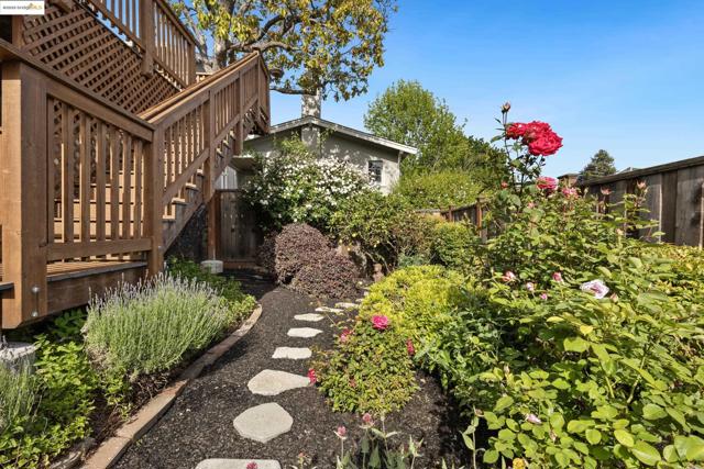 1048 Annerley Rd, Oakland CA: https://media.crmls.org/mediaz/2fe19422-6d1e-406a-a2ac-c7fc8e9a84fb.jpg