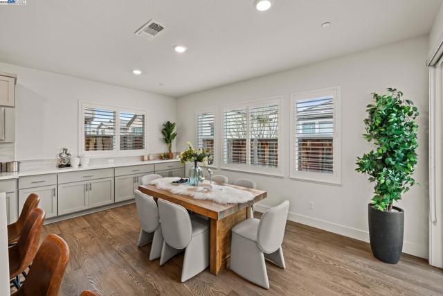 318 Paradiso Ct, San Ramon CA: https://media.crmls.org/mediaz/2fe1eeea-f02a-498b-89b5-561f3fc0e1fe.jpg