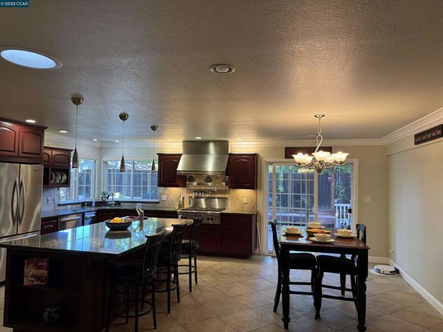 898 Luxury Dr, Concord CA: https://media.crmls.org/mediaz/2fe21dda-6774-4f14-94f2-e4e031608c7a.jpg