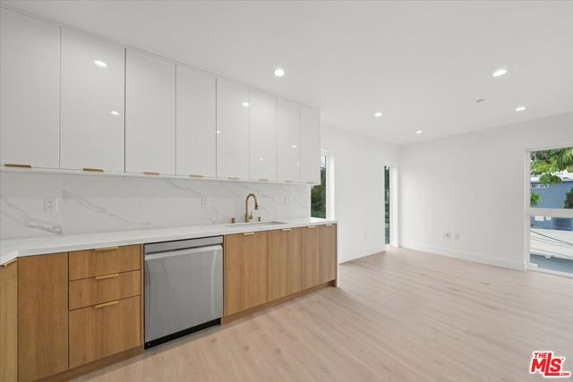 4922 S Centinela Avenue, Los Angeles CA: https://media.crmls.org/mediaz/2fe3d50c-b544-4a25-bd73-43940feeab20.jpg