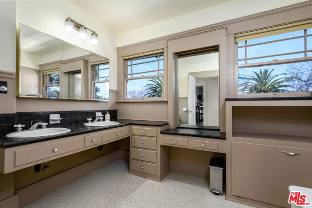5301 Brynhurst Avenue, Los Angeles CA: https://media.crmls.org/mediaz/2fe3de93-276c-406d-bd8c-af3ee57cec59.jpg