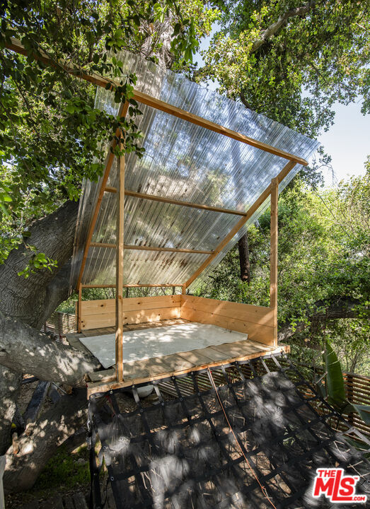 21960 Cereza Way, Topanga CA: https://media.crmls.org/mediaz/2fe4191b-a820-4ff7-919b-5f75f3240e7e.jpg