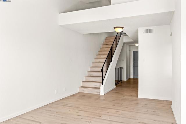 446 Bayview Cir, San Francisco CA: https://media.crmls.org/mediaz/2fe46e7e-ccdb-4aa0-b404-1b47d81043a7.jpg