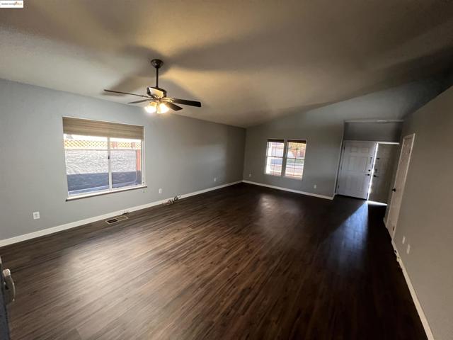293 Amberleaf Way, Brentwood CA: https://media.crmls.org/mediaz/2fe67675-7f2d-436b-9ab2-3caf2b9f0c48.jpg