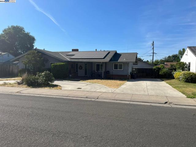 1825 Michigan Ave, Stockton CA: https://media.crmls.org/mediaz/2fe6e762-538a-46a9-bd7e-56b38e08926a.jpg