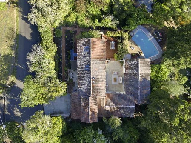 44 Highgate Rd, Kensington CA: https://media.crmls.org/mediaz/2fe76a27-c146-4878-8842-23d86fd3e975.jpg