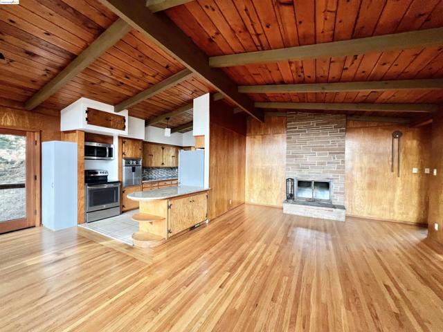 58 Pomona St, Crockett CA: https://media.crmls.org/mediaz/2fe7a3b8-32ef-40a5-90fb-18c57825961a.jpg