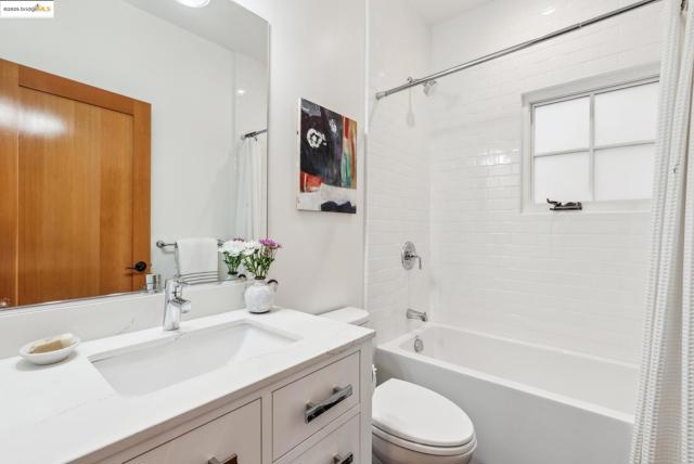 4428 Howe St, Oakland CA: https://media.crmls.org/mediaz/2fe7d3d2-b5a5-473f-94a7-138d9216cd67.jpg