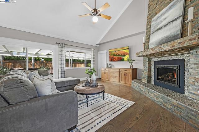 3693 Mohr Ave, Pleasanton CA: https://media.crmls.org/mediaz/2fe84094-b9df-4501-b6cd-ed60a7aa2a70.jpg