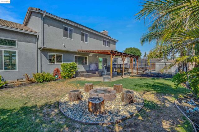 235 Pecan Pl, Brentwood CA: https://media.crmls.org/mediaz/2fe8aa4b-199b-4a8e-8003-5b837406c652.jpg