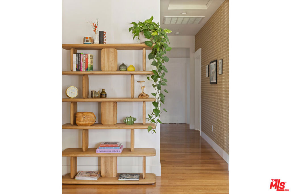 https://media.crmls.org/mediaz/2fe962f9-fd27-4ba5-accb-7f001a5caf96.jpg?preset=X-Large