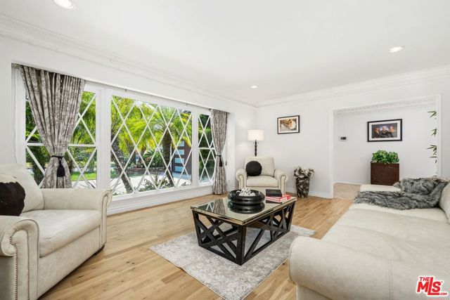 5905 S Chariton Avenue, Los Angeles CA: https://media.crmls.org/mediaz/2fe97042-7934-4565-8bb2-bdba1b900949.jpg