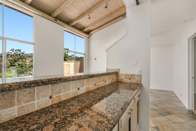 2544 Navarra Rd, Carlsbad CA: https://media.crmls.org/mediaz/2fea4a2d-0499-4f20-9894-a920f1eea84b.jpg