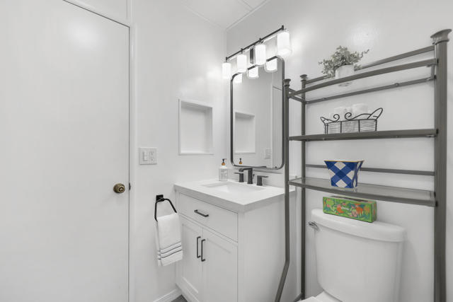 39780 Black Mesa Lane, Palm Desert CA: https://media.crmls.org/mediaz/2fea8f3d-3879-437e-8884-39fd9c34090e.jpg