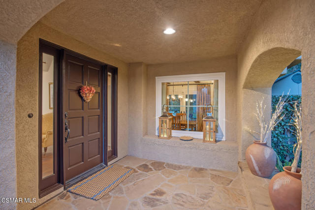 1732 Crooked Trail Place, Westlake Village CA: https://media.crmls.org/mediaz/2feaf89e-fd58-4a79-8ade-65ffca01f94e.jpg