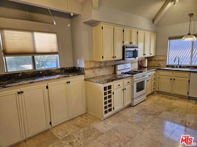 290 Ridgeton Lane, Simi Valley CA: https://media.crmls.org/mediaz/2feb0f03-e6c2-43a2-9252-bc861edfe0cd.jpg